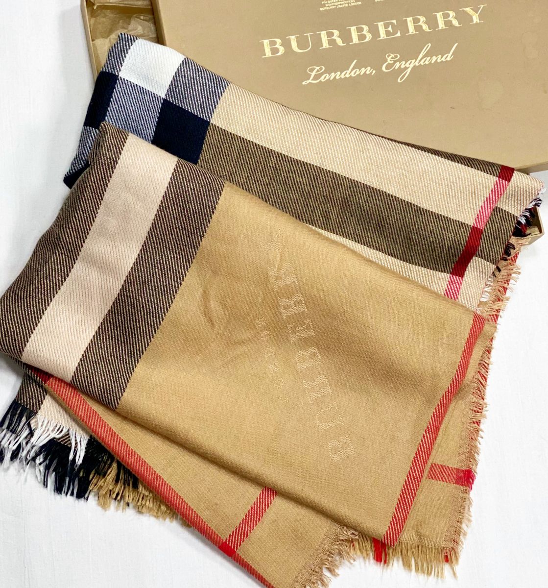 Палантин Burberry размер 140/140 цена 10 770 руб
