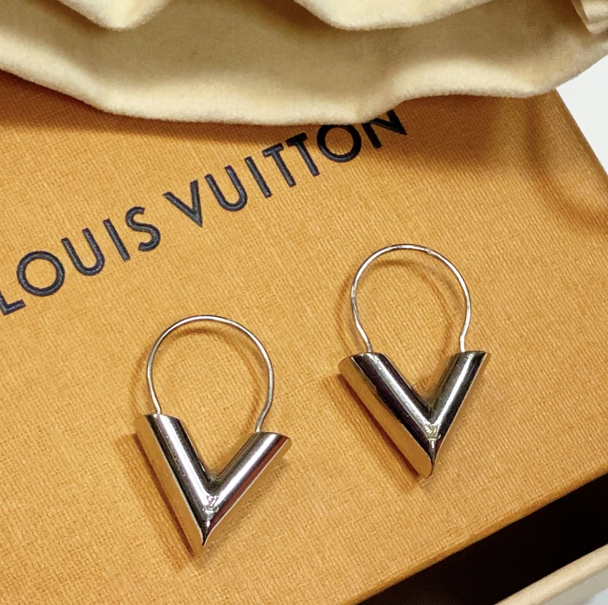 Серьги Louis Vuitton цена 23 078 руб 