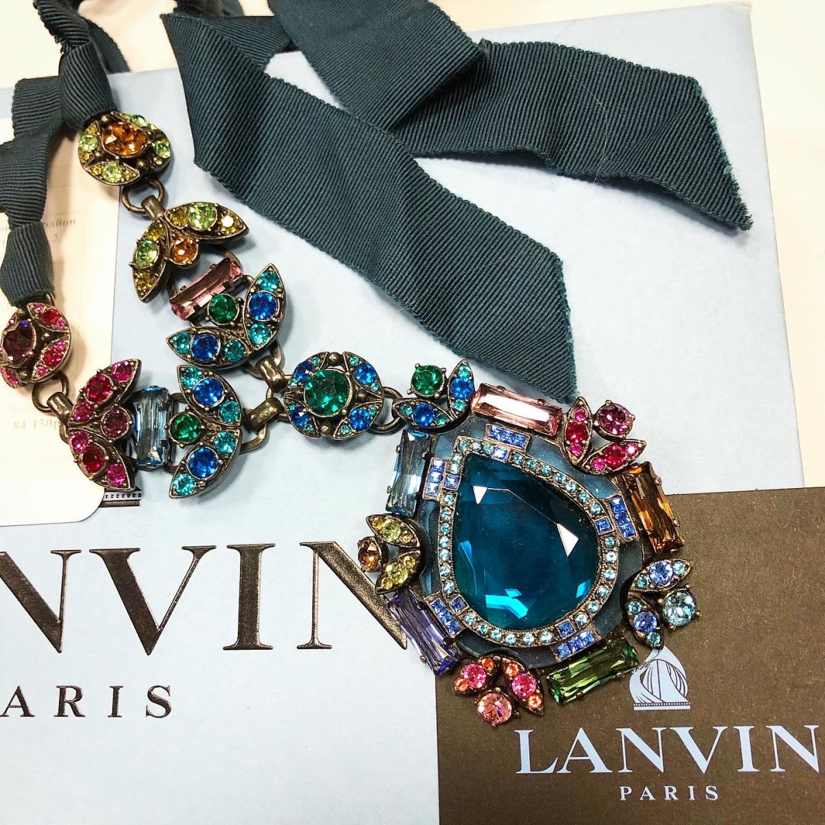 Колье Lanvin  цена 18 463 руб / упаковка /
