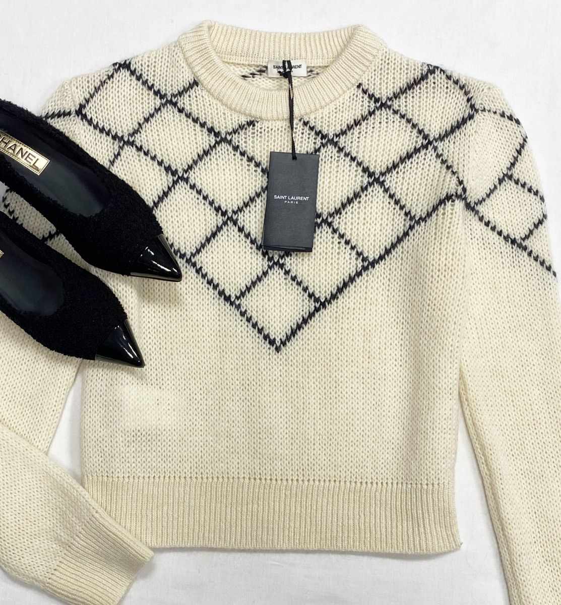 Кофта Saint Laurent размер XL цена 46 965 руб/ с биркой/
Туфли Chanel размер 37 цена 31 310 руб