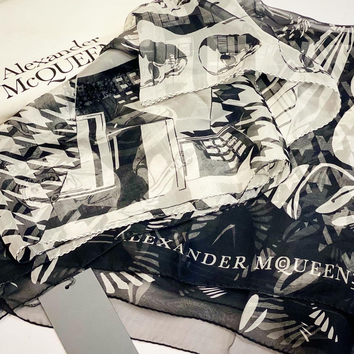 Платок / шифон / Alexander McQueen размер 140/140 цена 6 154 руб / новый с бирками / 