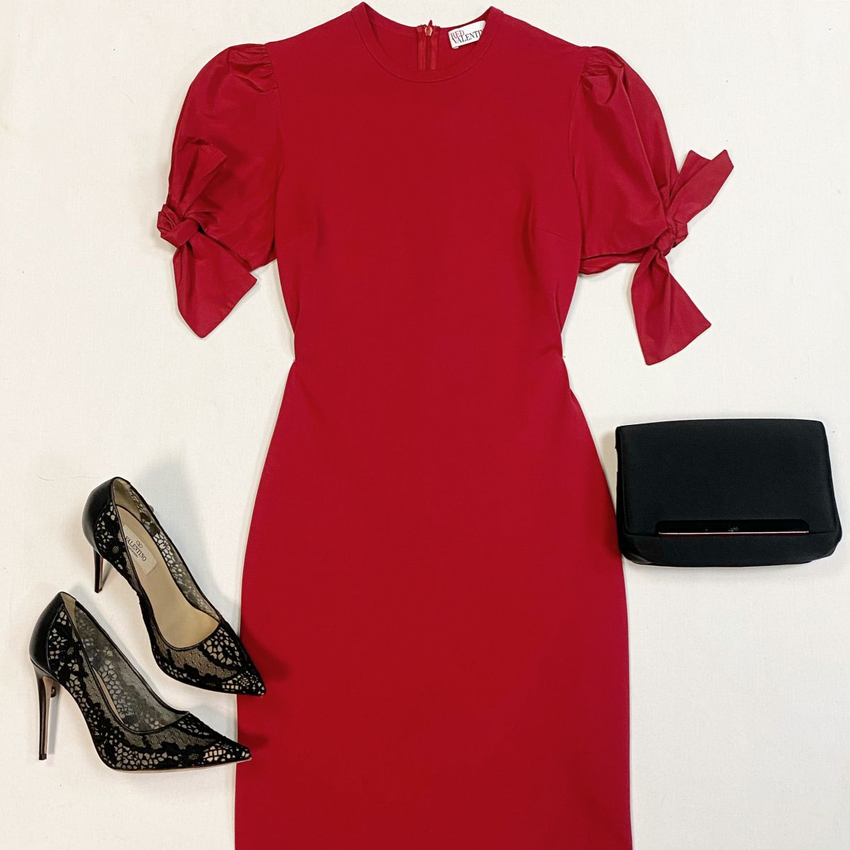 Платье Red Valentino размер M цена 10 770 рубТуфли Valentino размер 37 цена 18 462 рубКлатч Louboutin
