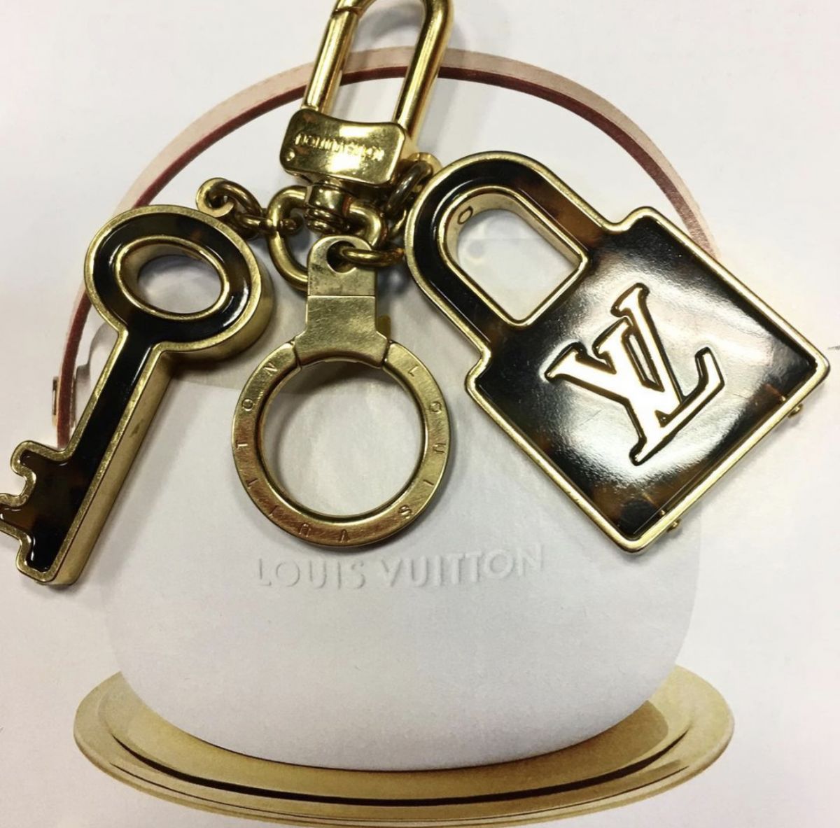 Брелок Louis Vuitton цена 9 231 руб