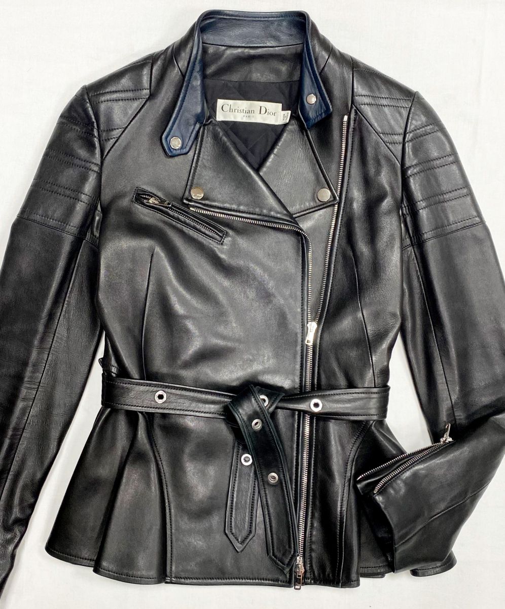 Куртка/ кожа/ Christian Dior размер 36 цена 62 620 руб
Ботильоны Chanel размер 38.5 цена 31 310 руб