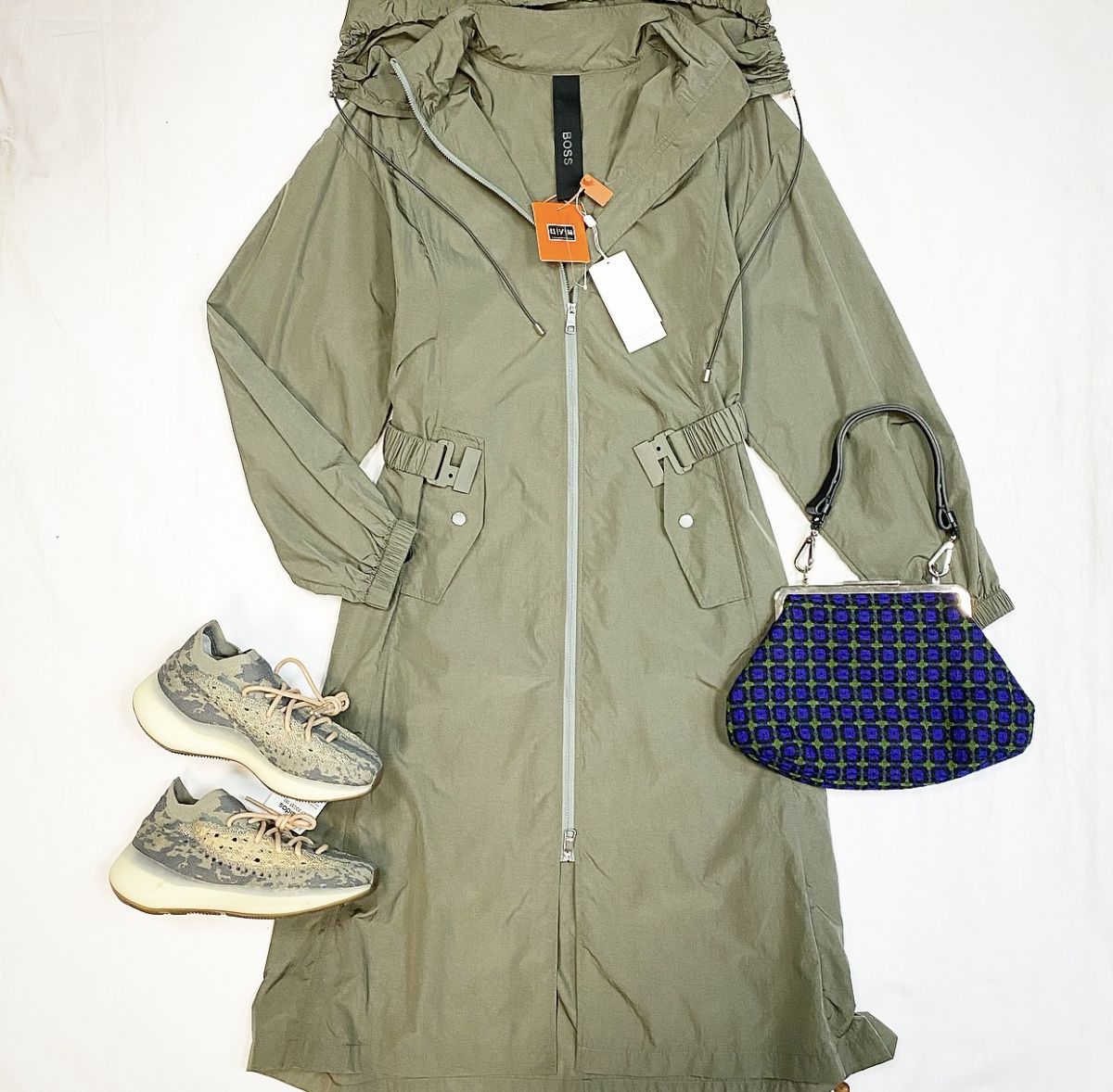 Плащ Boss размер 36 цена 12 308 руб / новый с бирками / 
Кеды Adidas Yeezy размер 40 цена 15 385 руб / новые с биркой / 
Сумка Marni