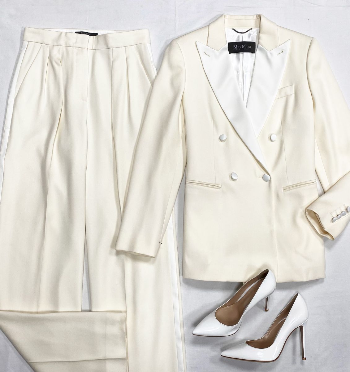 Костюм Max Mara размер 44 цена 46 965 руб 
Туфли Gianvito Rossi размер 39 цена 23 483 руб 