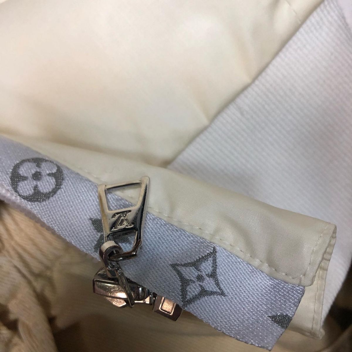 Ветровка Louis Vuitton размер 34 цена 23 078 руб Джинсы Nude размер 40 цена 6 154 руб Кеды размер 37.5 цена 9 231 руб Сумка Burberry