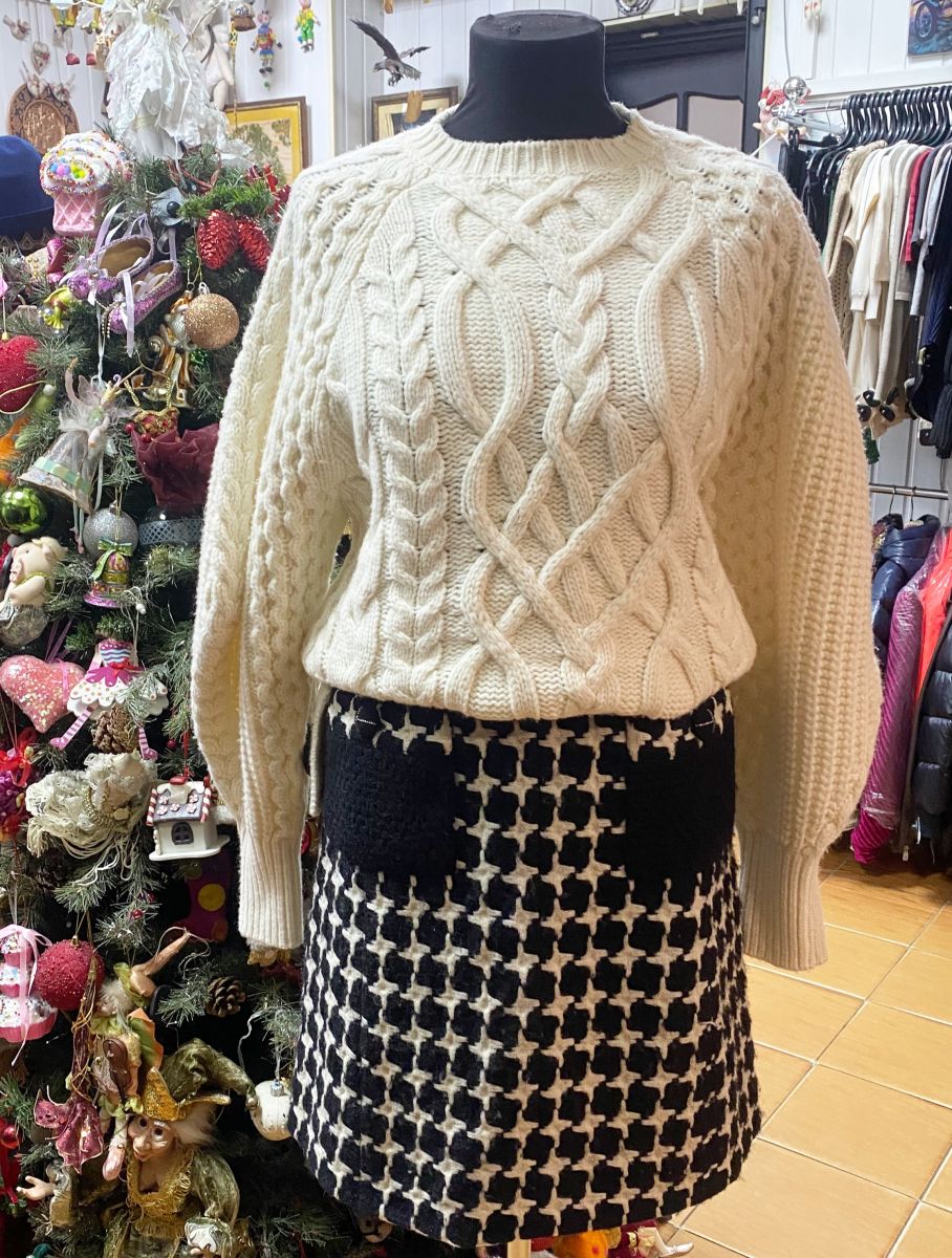 Свитер Enfold размер 36 цена 15 655 руб
Юбка Chanel размер 38 цена 23 483 руб