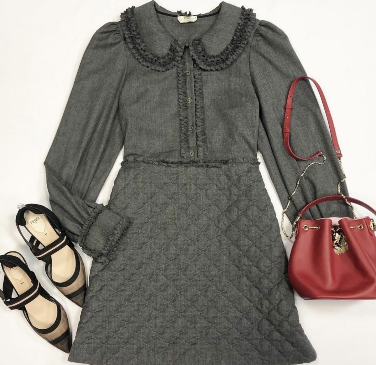 Платье Fendi размер 44 цена 23 077 рубТуфли Fendi размер 39 цена 61 549 рубСумка Bvlgari