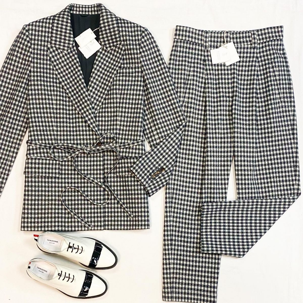 Костюм Brunello Cucinelli размер 44 цена 92 310 руб/с биркой/ Ботинки Thom Browne размер 39.5 цена 23 078 руб
