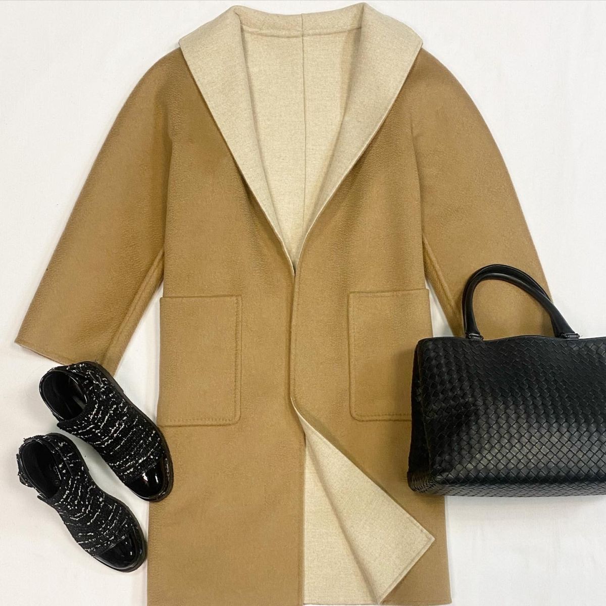 Пальто/двухстороннее/ MAXMARA  ра38 цена 18 463 рубБотинки CHANEL  размер 39 цена 30 770 рубСумка BOTTEGA VENETA 