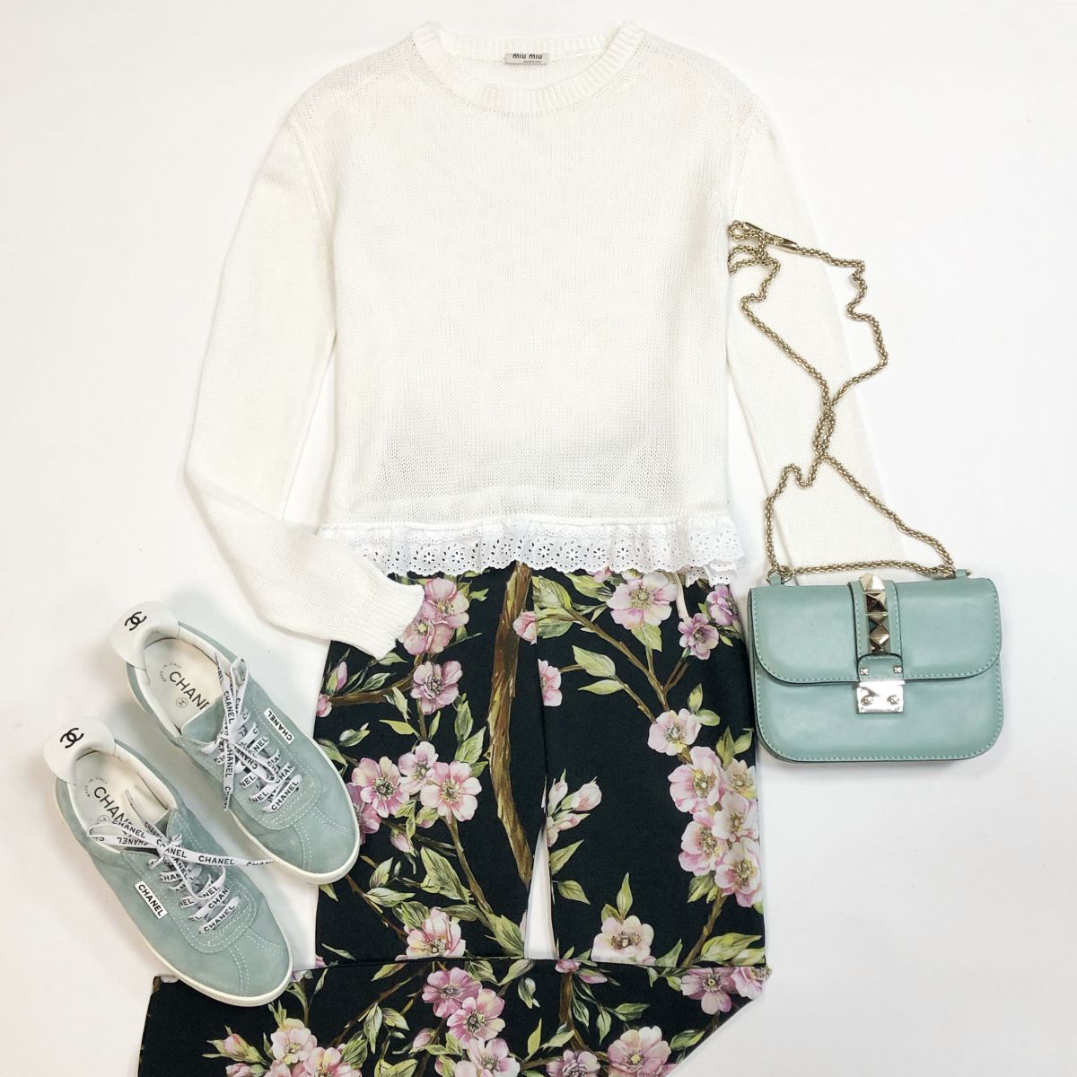 Кофта Miu Miu размер 38 цена 6 154 рубБрюки Dolce Gabbana размер 40 цена 6 154 рубКеды Chanel размер 37.5 цена 30 770 рубСумка Valentino