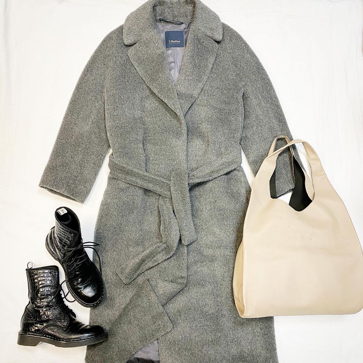 Пальто Max Mara  размер 42 цена 76 925 руб Ботинки Max Mara  размер 37 цена 15 385 руб Сумка Мaison Martin Margiela 