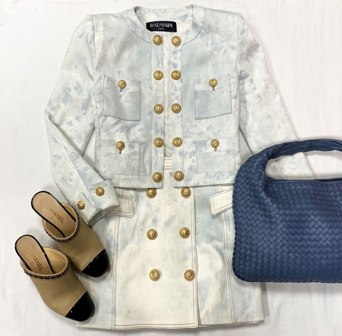 Костюм / жакет + юбка / Balmain размер 40 цена 31 310 руб 
Сабо Chanel размер 41 цена 39 138 руб 
Сумка Bottega Veneta