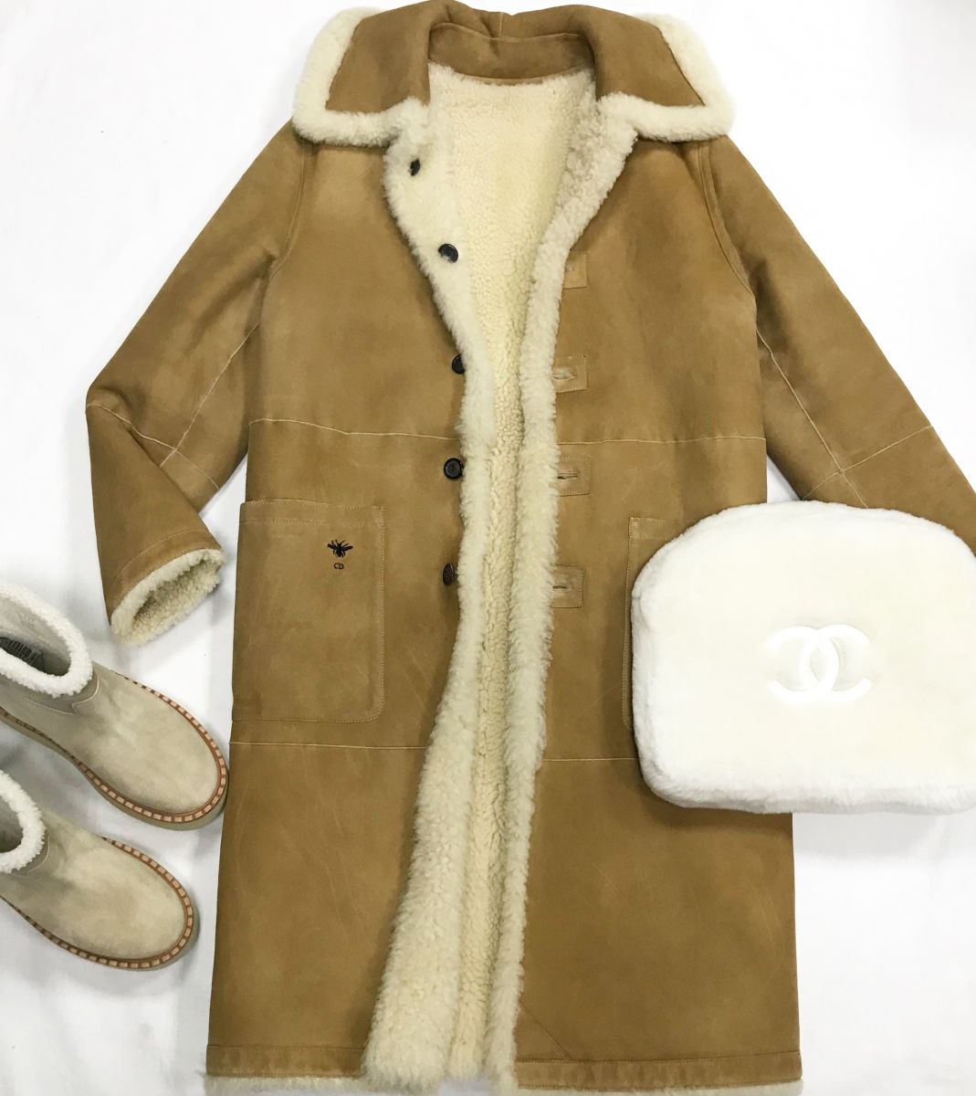 Дублёнка / овчина/ двухсторонняя/ Christian Dior размер 42 цена 156 550 руб
Ботинки Prada размер 38 цена 68 872 руб
Клатч Chanel 
 