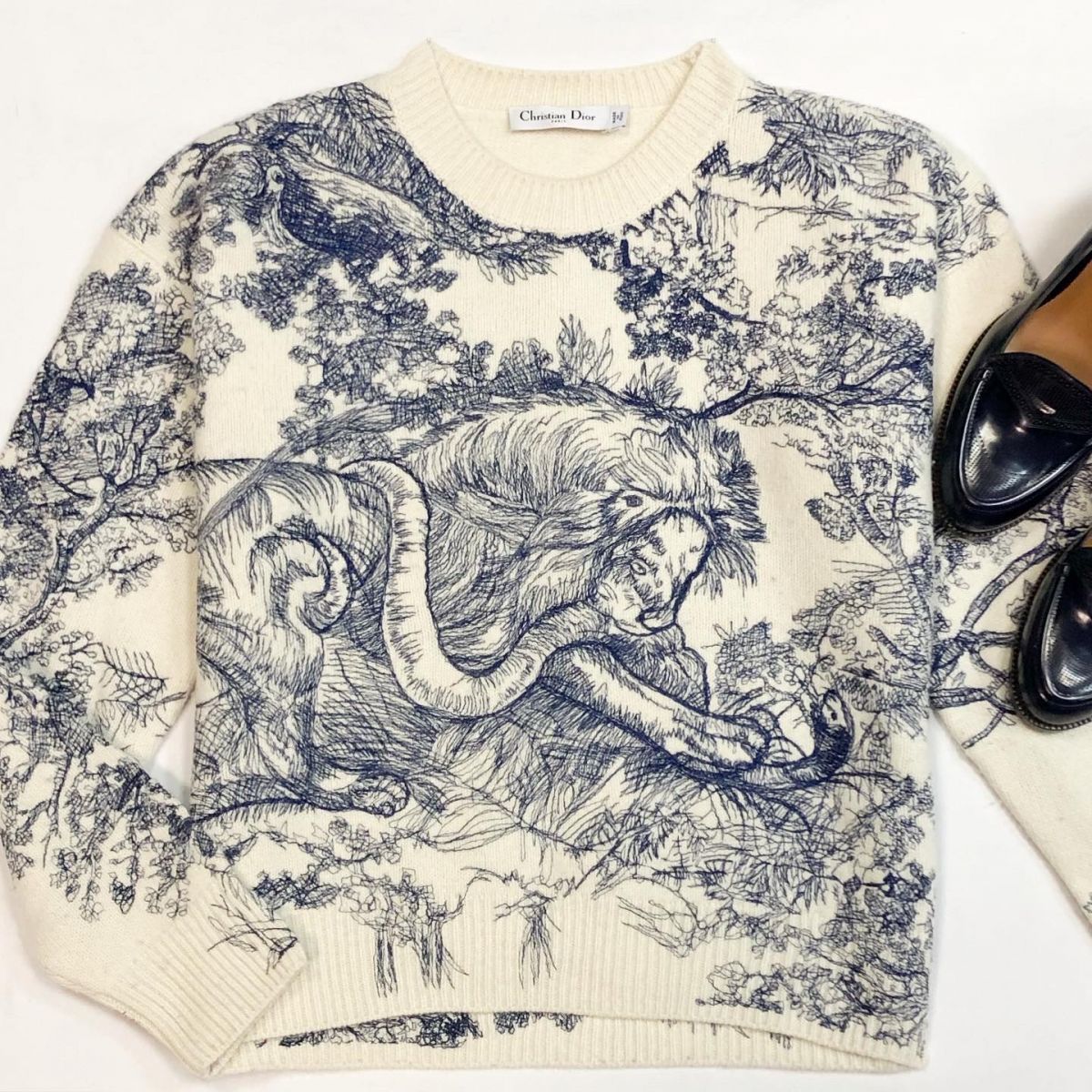 Кофта/вышивка/ Dior размер 40 цена 46 155 рубТуфли Fendi размер 39 цена 18 462 руб