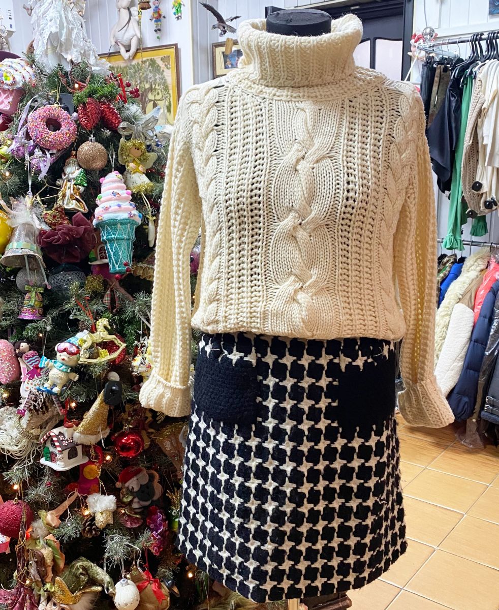 Свитер / кашемир/ Bruno Manetti размер 42 цена 10 959 руб
Юбка Chanel размер 38 цена 23 483 руб