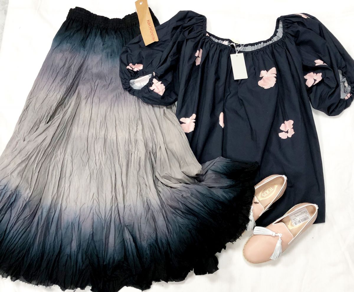 Блузка COS размер 44
Цена 3 131
Руб /новая с ценником/ 
Юбка PRIVATSACHEN размер L
Цена 4 697 руб /новая с ценником/