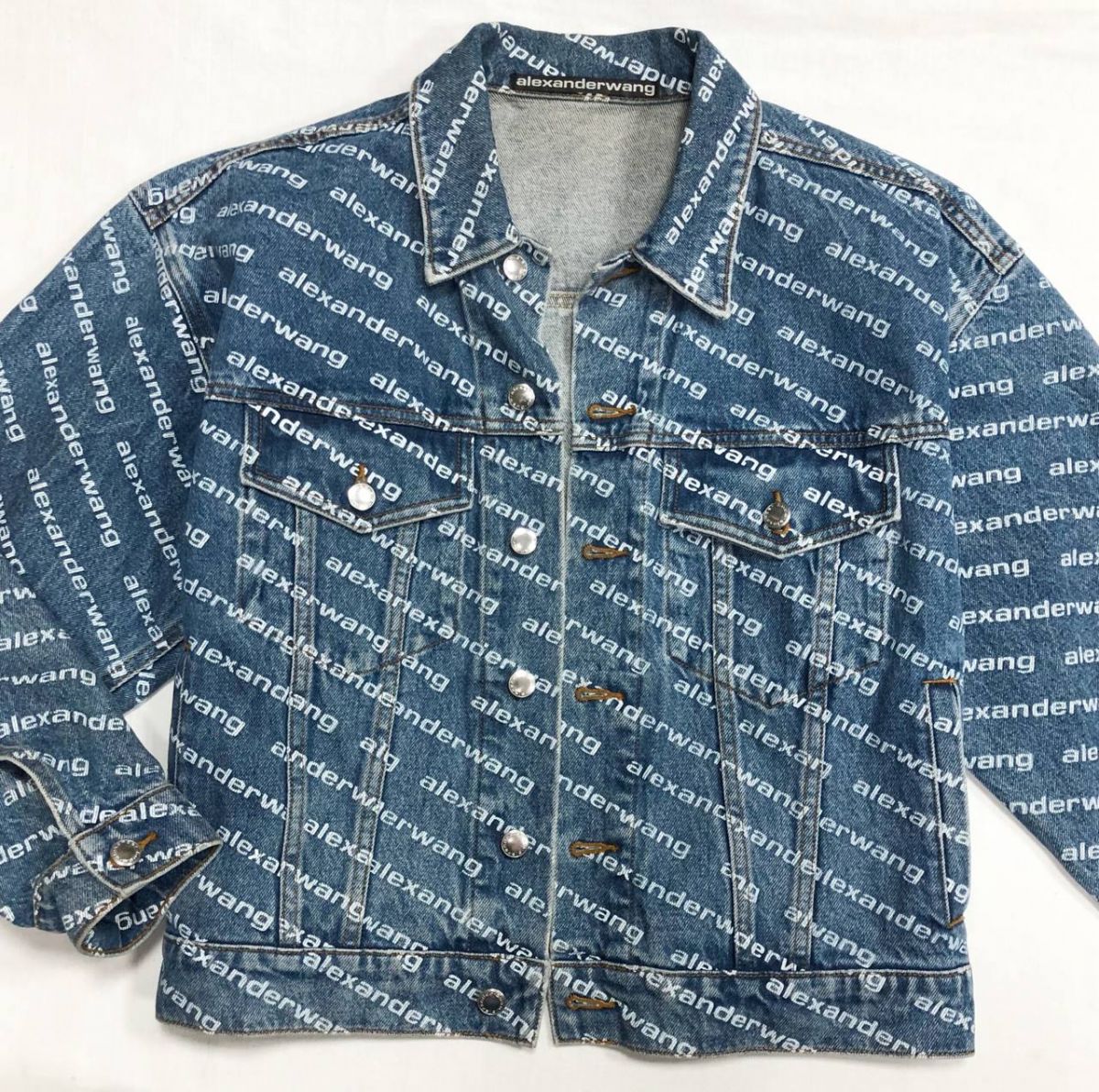 Куртка Alexander Wang размер S цена 23 483 руб
Шорты размер 42 цена 39 138 руб
Кроссовки Fendi размер 39 цена 15 655 руб