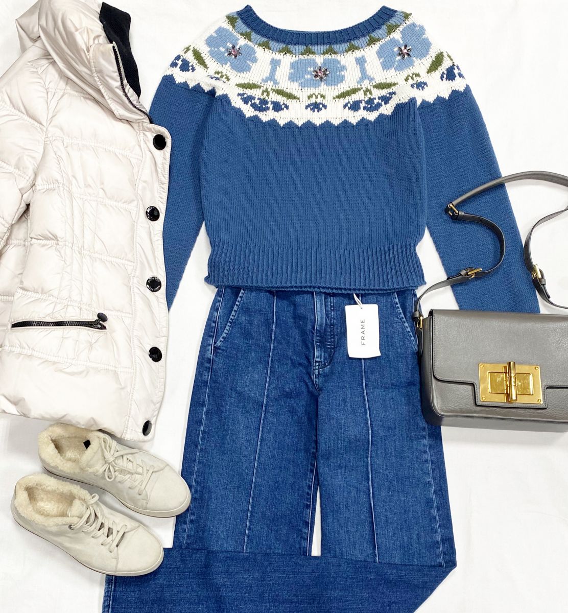 Джинсы Frame размер 25 цена 10 959 руб
Свитер/ камни/ размер S цена 4 697 руб
Кеды Loro Piana размер 37.5 цена 46 965 руб
Сумка Tom Ford 