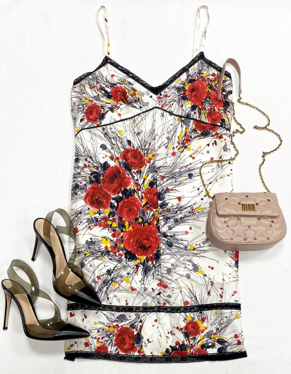 Платье Prada размер 40 цена 23 483 руб
Босоножки Gianvito Rossi размер 39 цена 36 007 руб
Сумочка Christian Dior 