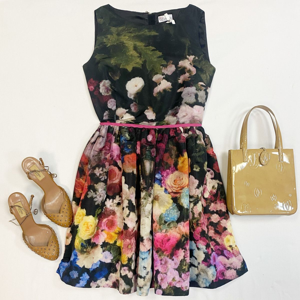 Платье Red Valentino размер 46 цена 7 693 рубТуфли Valentino размер 38.5 цена 9 231 рубСумка Cartier