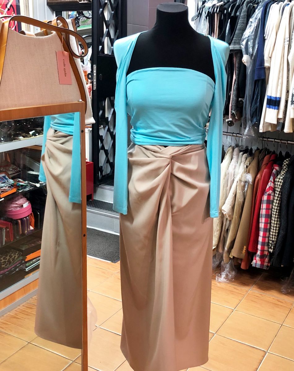 Кофта Jacquemus размер M цена 10 959 руб
Юбка Max Mara размер 40 цена 10 959 руб