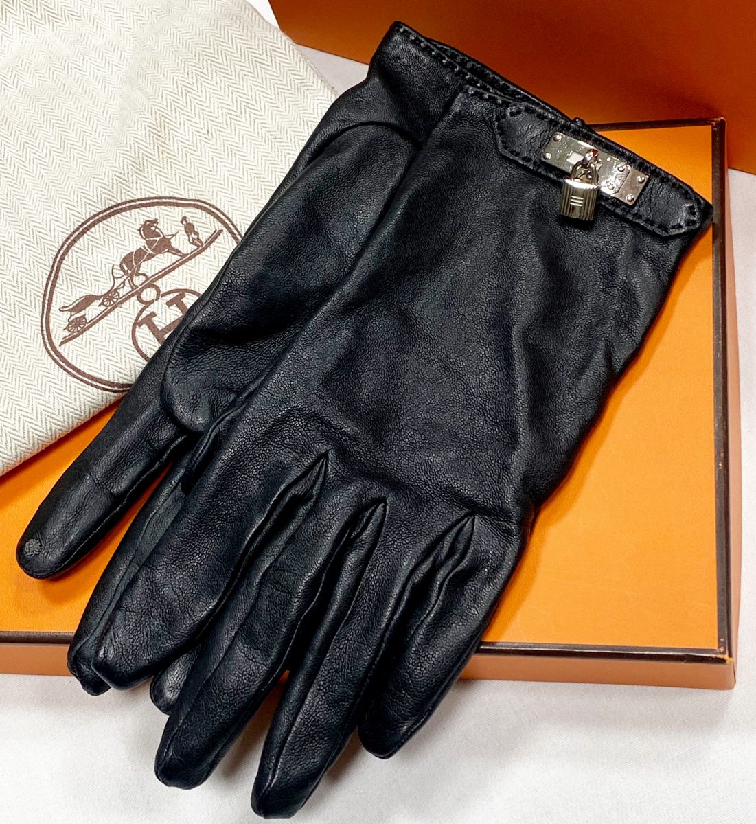 Перчатки Hermes размер 8 цена 23 483 руб

