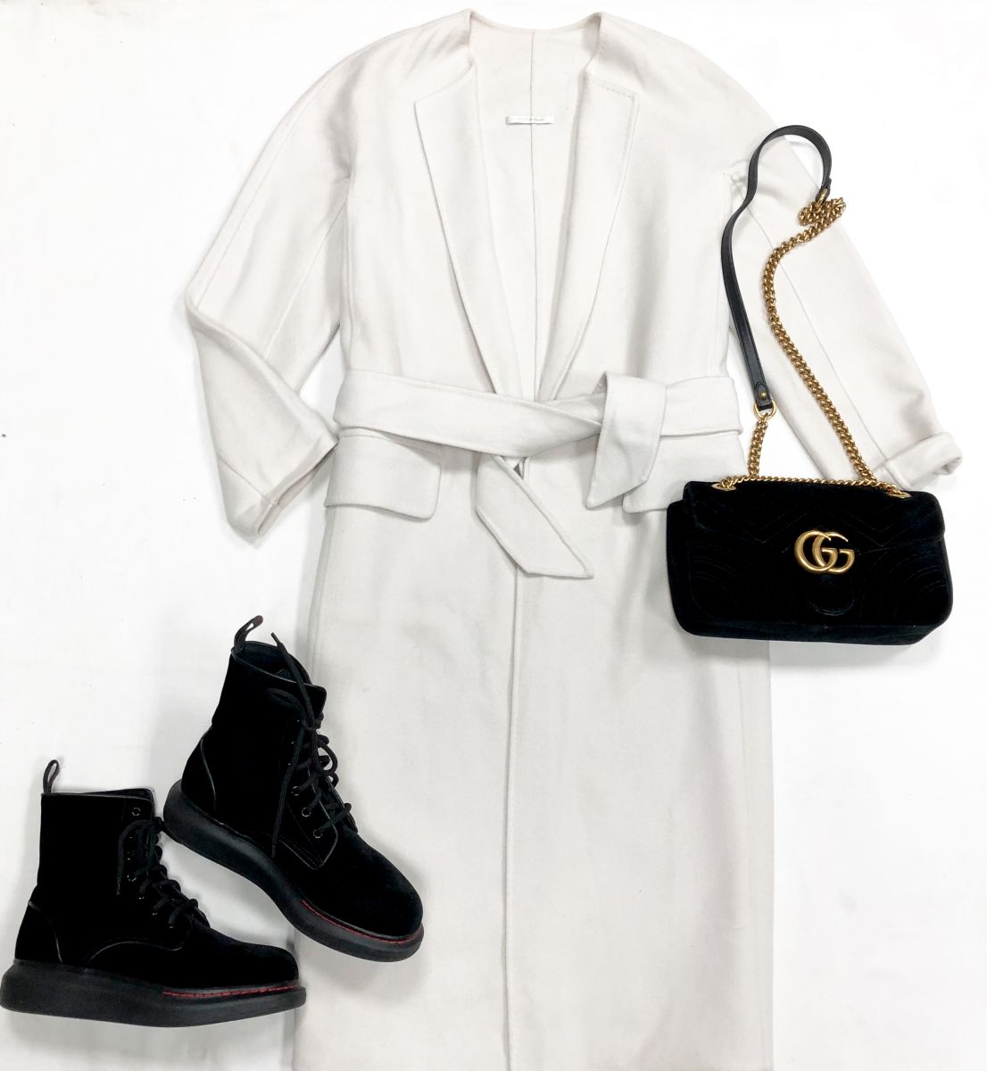 Пальто размер 40 цена 15 385 руб
Ботинки Alexander McQueen размер 39 цена 15 385 руб
Сумка Gucci