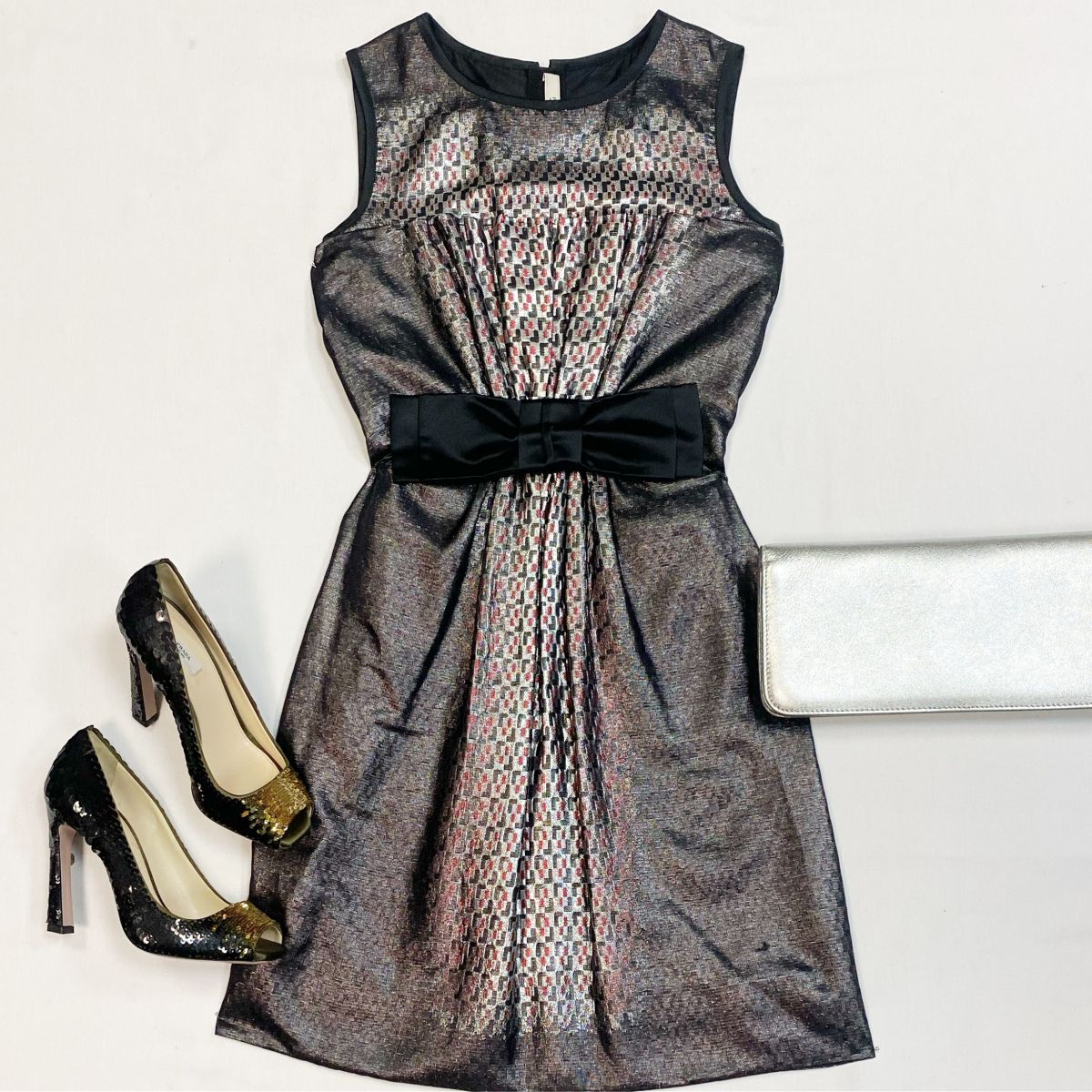 Платье Prada размер 38 цена 7 693 рубТуфли Prada размер 36.5 цена 15 385 рубКлатч Tom Ford