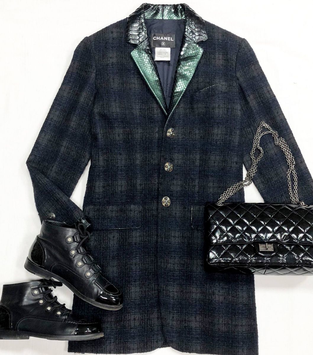 Пальто/ отделка питон/ Chanel размер 38 цена 360 065 рубБотинки Chanel размер 39.5 цена 78 275 рубСумка Chanel