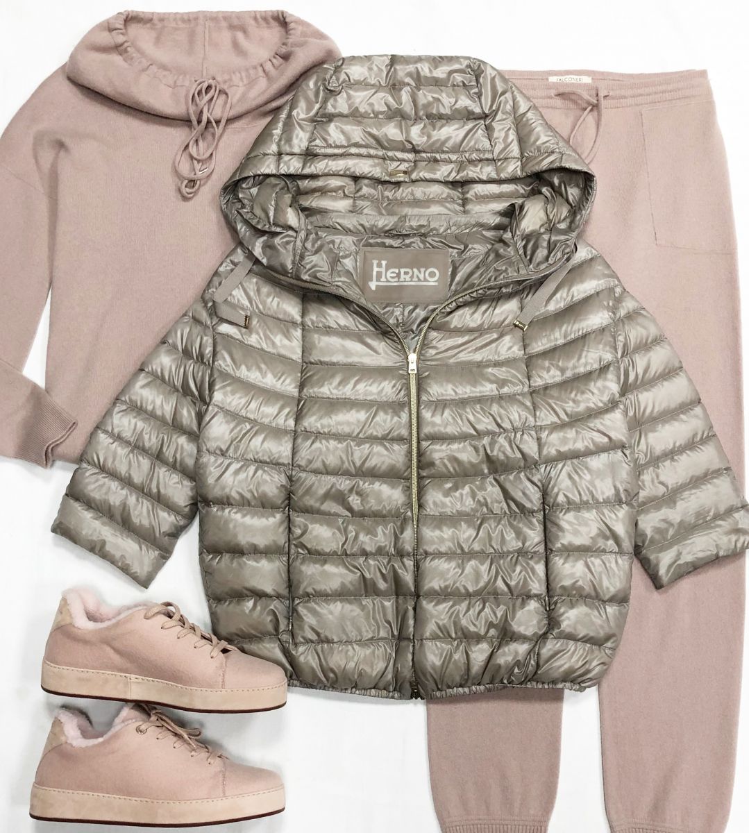 Куртка Herno размер 40 цена 10 959 руб
Костюм/ кашемир/ FALCONERI размер 42 цена 18 786 руб
Кеды размер 40 цена 46 965 руб