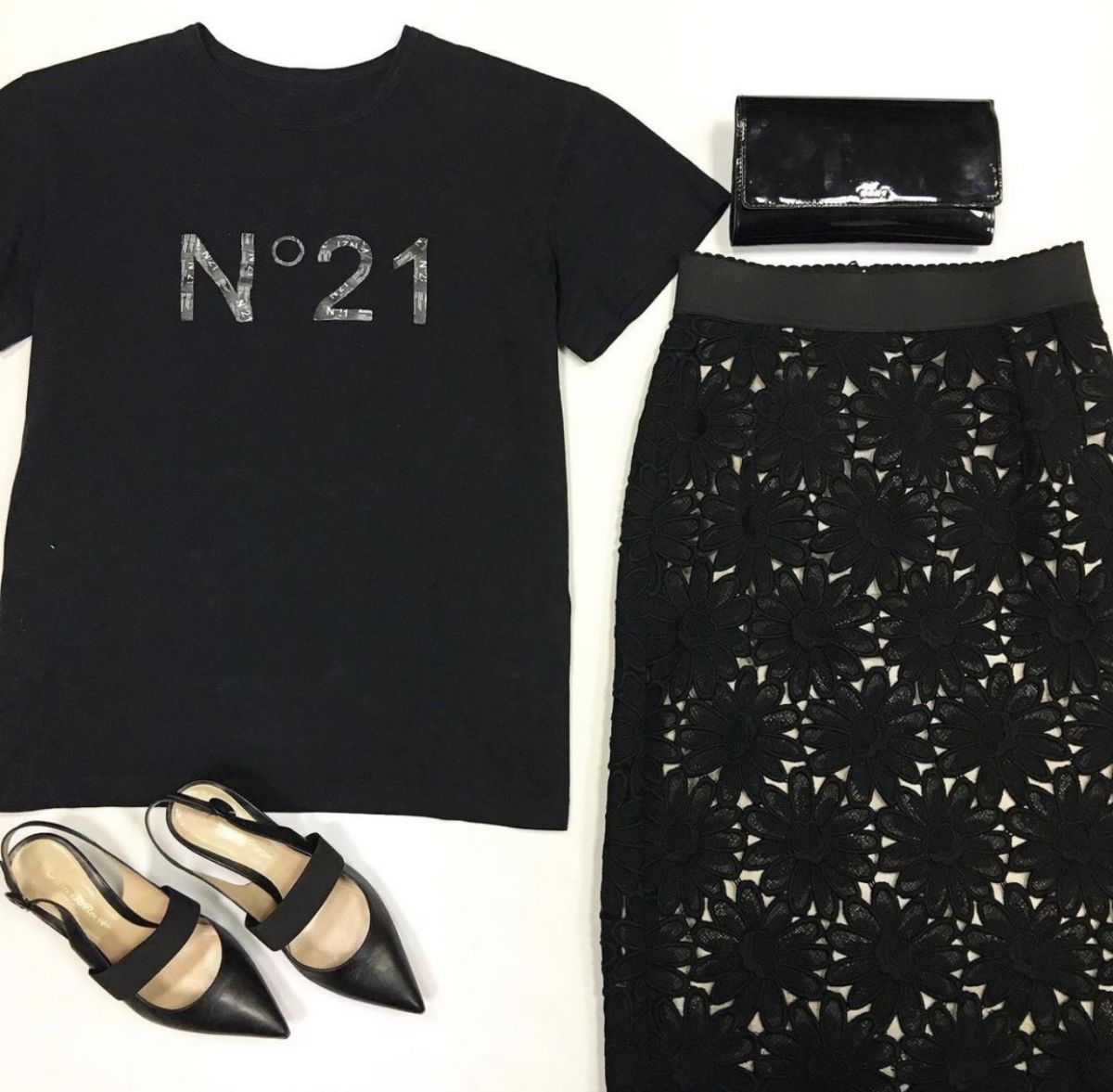 Футболка N21 размер 44 цена 3 846 руб Юбка /кружево Dolce Gabbana размер 40 цена 10 770 руб Босоножки Gianvito Rossi  размер 36 цена 15 385 руб Клатч DKNY