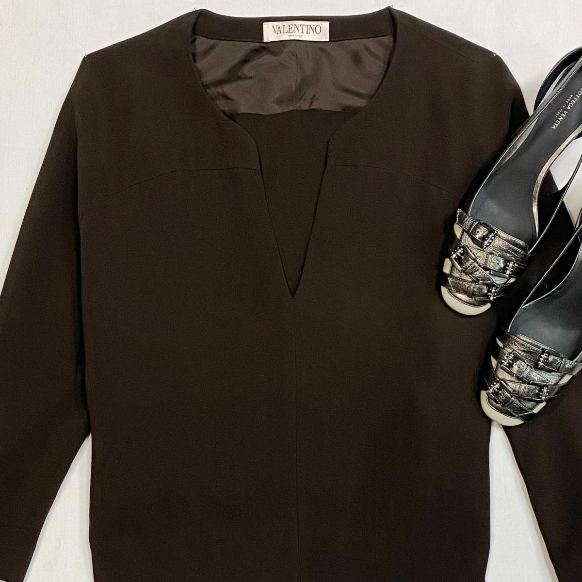 Блузка Valentino размер 40 цена 26 155 рубТуфли Bottega Veneta размер 38.5 цена 23 078 руб