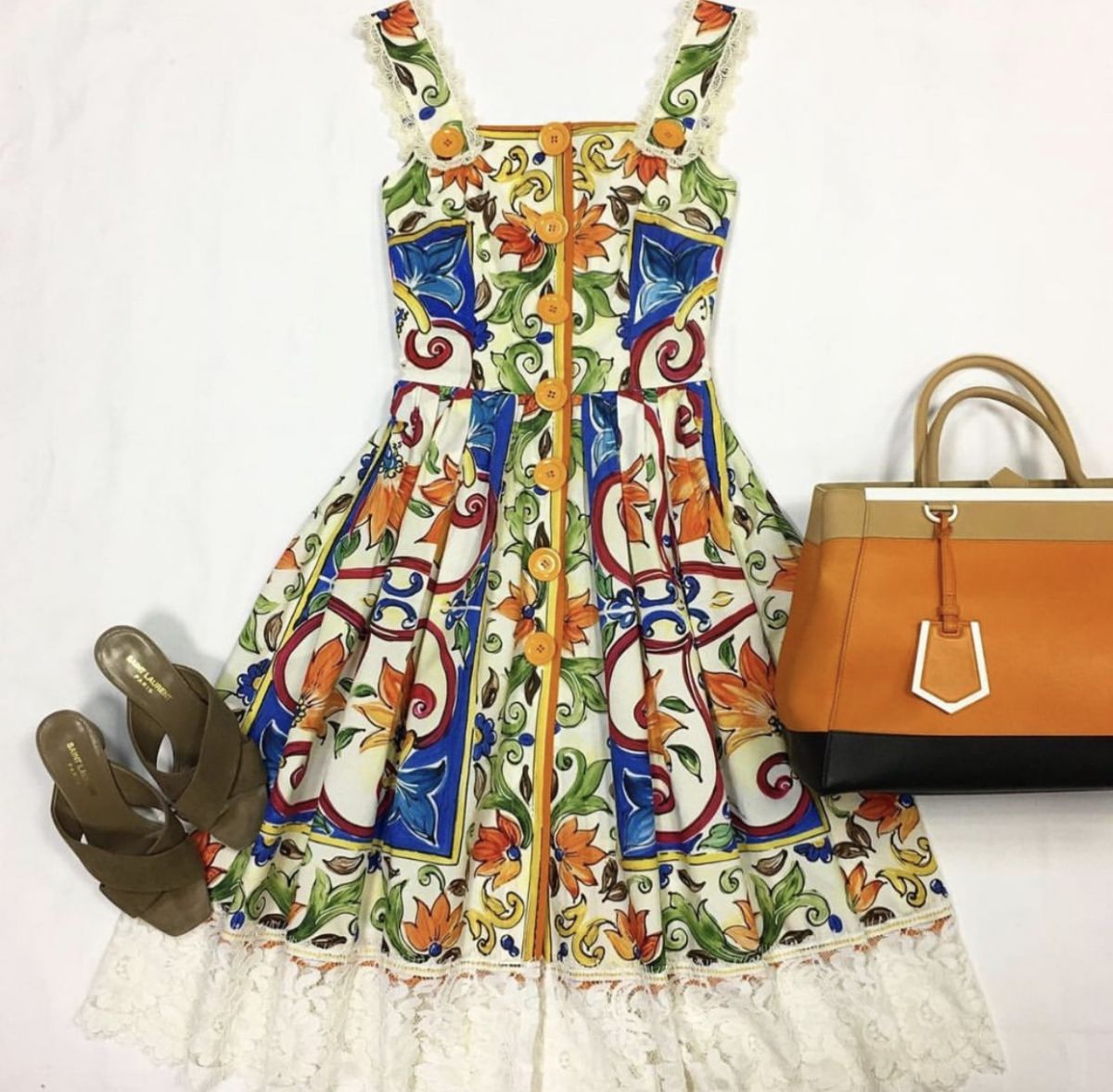Сарафан Dolce Gabbana  размер 38 цена 12 308 руб Сабо Saint Laurent  размер 38 цена 15 385 руб Сумка Fendi 