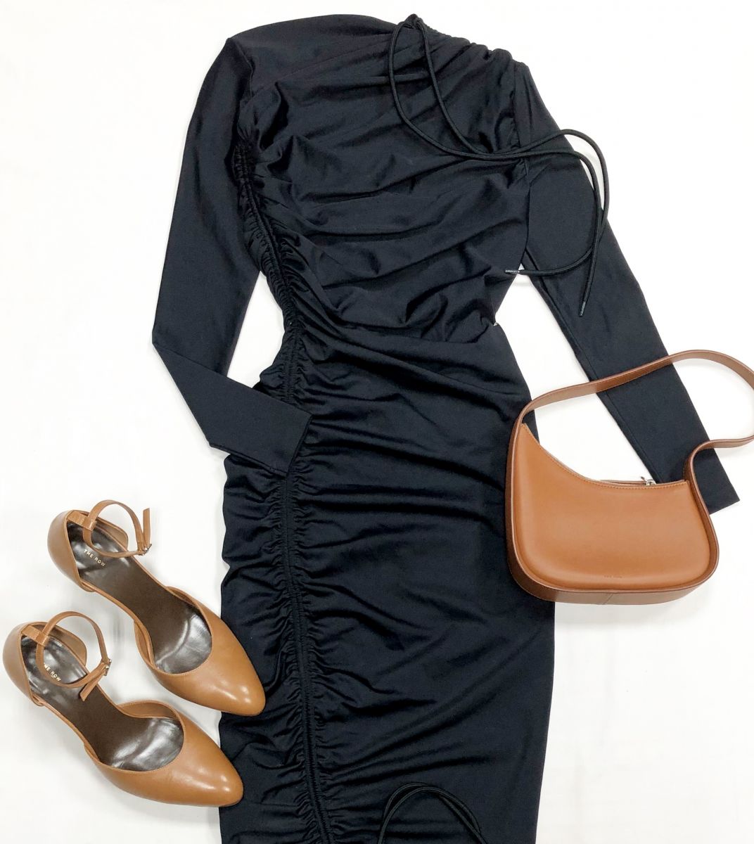 Платье Balenciaga размер 36 цена 23 483 руб
Туфли The Row размер 40 цена 46 965 руб
Сумка The Row