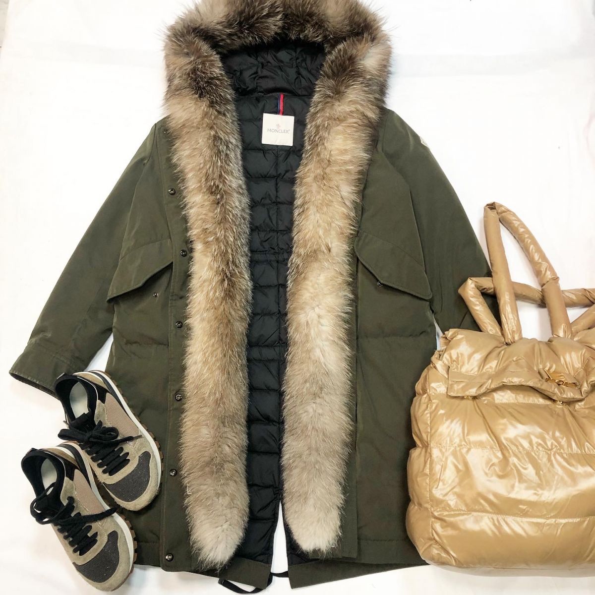 Куртка MONCLER размер 1 цена 38 463 руб Кроссовки BRUNELLO CUCCINELLI размер 37 цена 46 155 руб