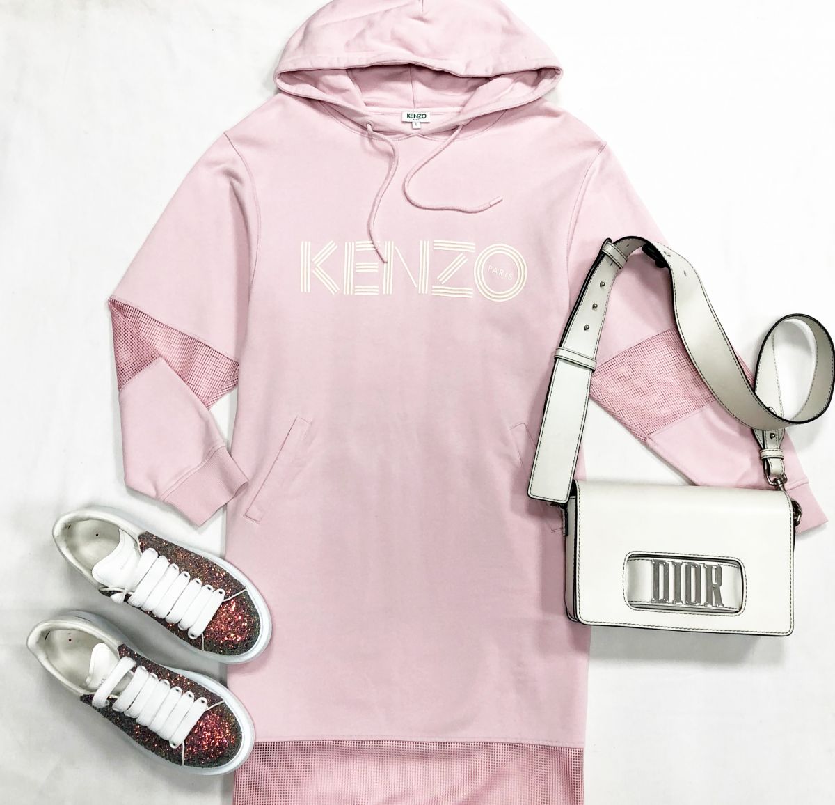 Толстовка Kenzo размер S цена 10 770 руб
Кеды Alexander McQueen размер 38 цена 18 462 руб
Сумка Christian Dior