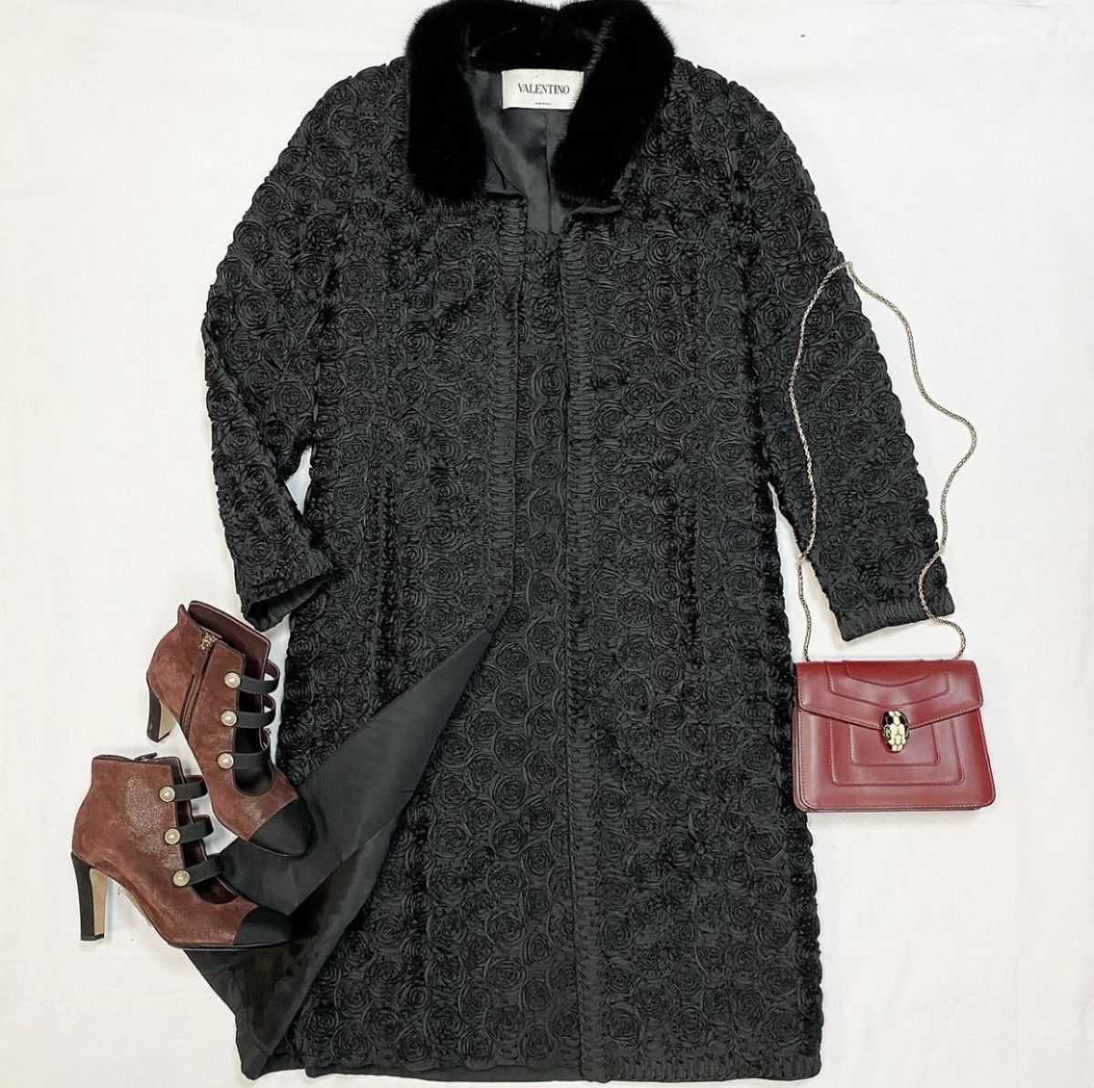 Двойка / пальто + платье / отделка норка / Valentino размер 12 цена 61 540 рубБотильоны Chanel размер 38 цена 46 155 руб Сумка Bvlgari