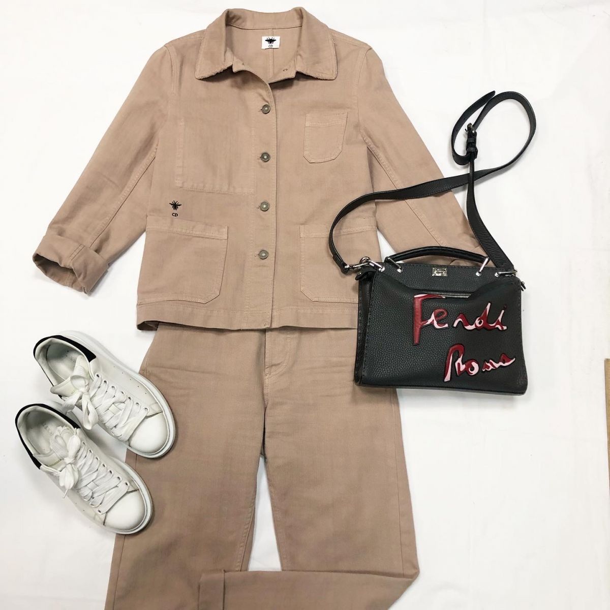 Костюм джинсовый Christian Dior размер 38 цена 76 925 руб Кроссовки McQueen размер 38 цена 23 078 руб Сумка Fendi