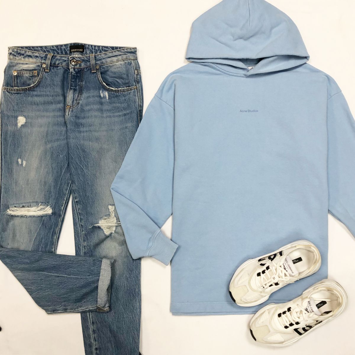 Толстовка Acne Studios размер S цена 7 693 рубДжинсы Ermanno Scervino размер 40 цена 4 616 рубКроссовки Dolce Gabbana размер 38 цена 30 770 руб