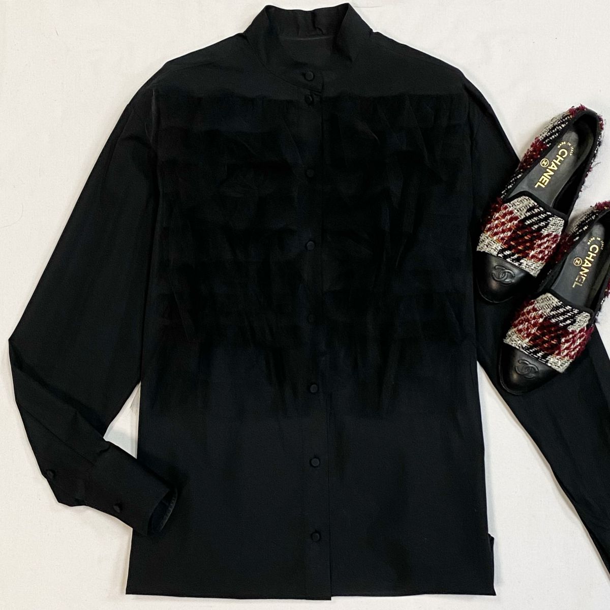 Рубашка Valentino размер 42 цена 15 385 рубЛоферы Chanel размер 37 цена 12 308 руб