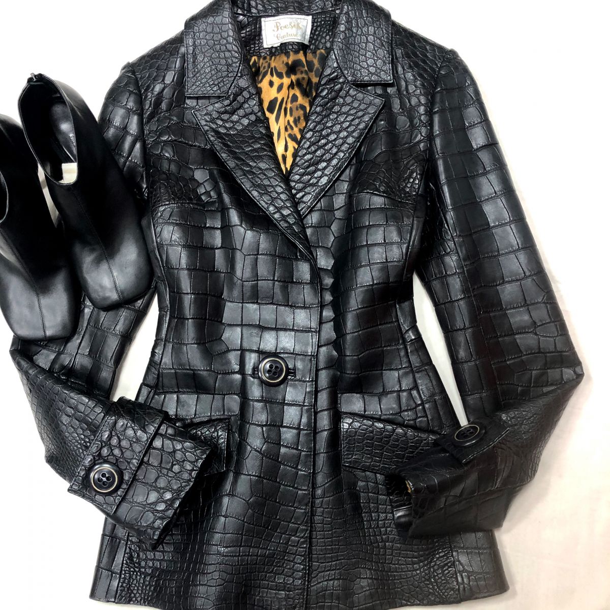 Куртка /крокодил/ Poesis Couture размер S цена 156 550 руб 
Ботильоны Phoebe Philo размер 41 цена 46 965 руб /новые/