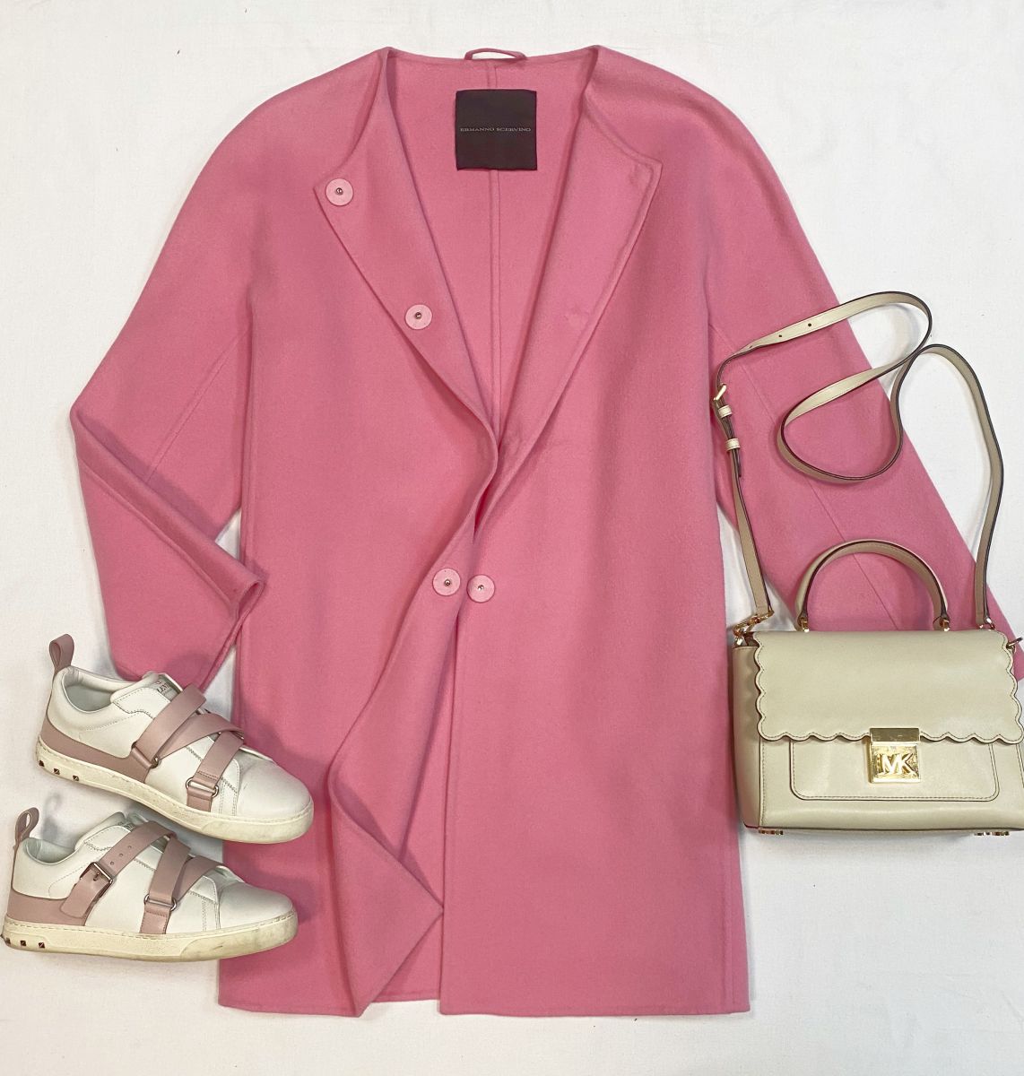 Пальто Ermanno Scervino размер 46 цена 30 770 руб
Кеды Valentino размер 37 цена 12 308 руб
Сумка Michael Kors