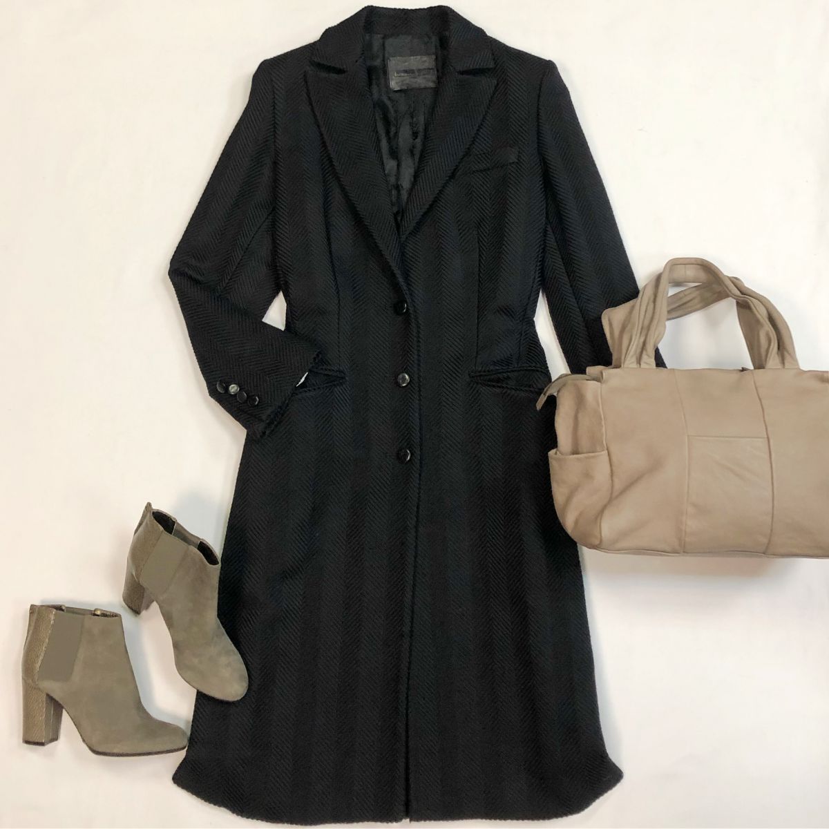 Пальто Bally размер 42 цена 23 078 рубБотинки Lanvin размер 37 цена 15 385 рубСумка Brunello Cucinelli