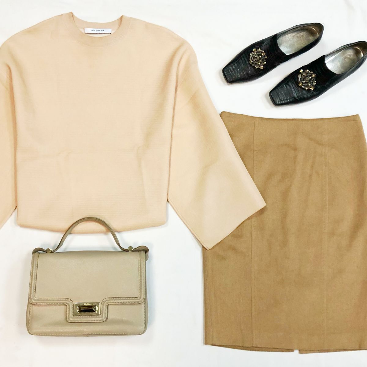 Кофта Givenchy размер S цена 4 616 рубЮбка Max Mara размер 40 цена 7 693 рубЛоферы Chanel размер 39.5 цена 4 616 рубСумка Max Mara