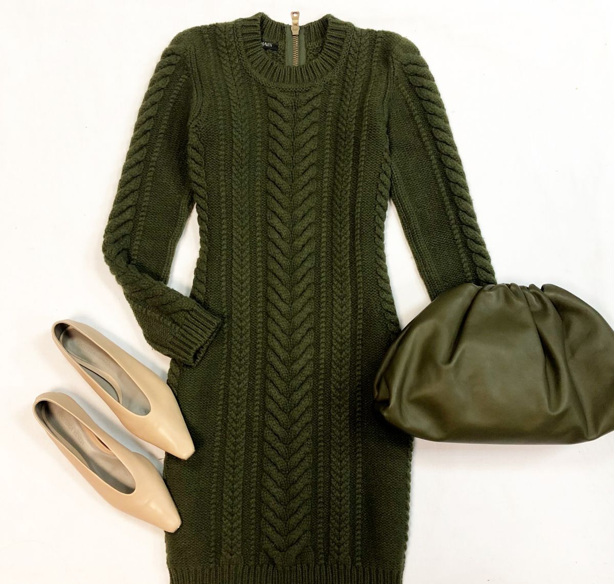 Платье Balmain размер 36 цена 15 385 рубБалетки BOTTEGA VENETA размер 37.5 цена 15 385 рубКлатч BOTTEGA VENETA