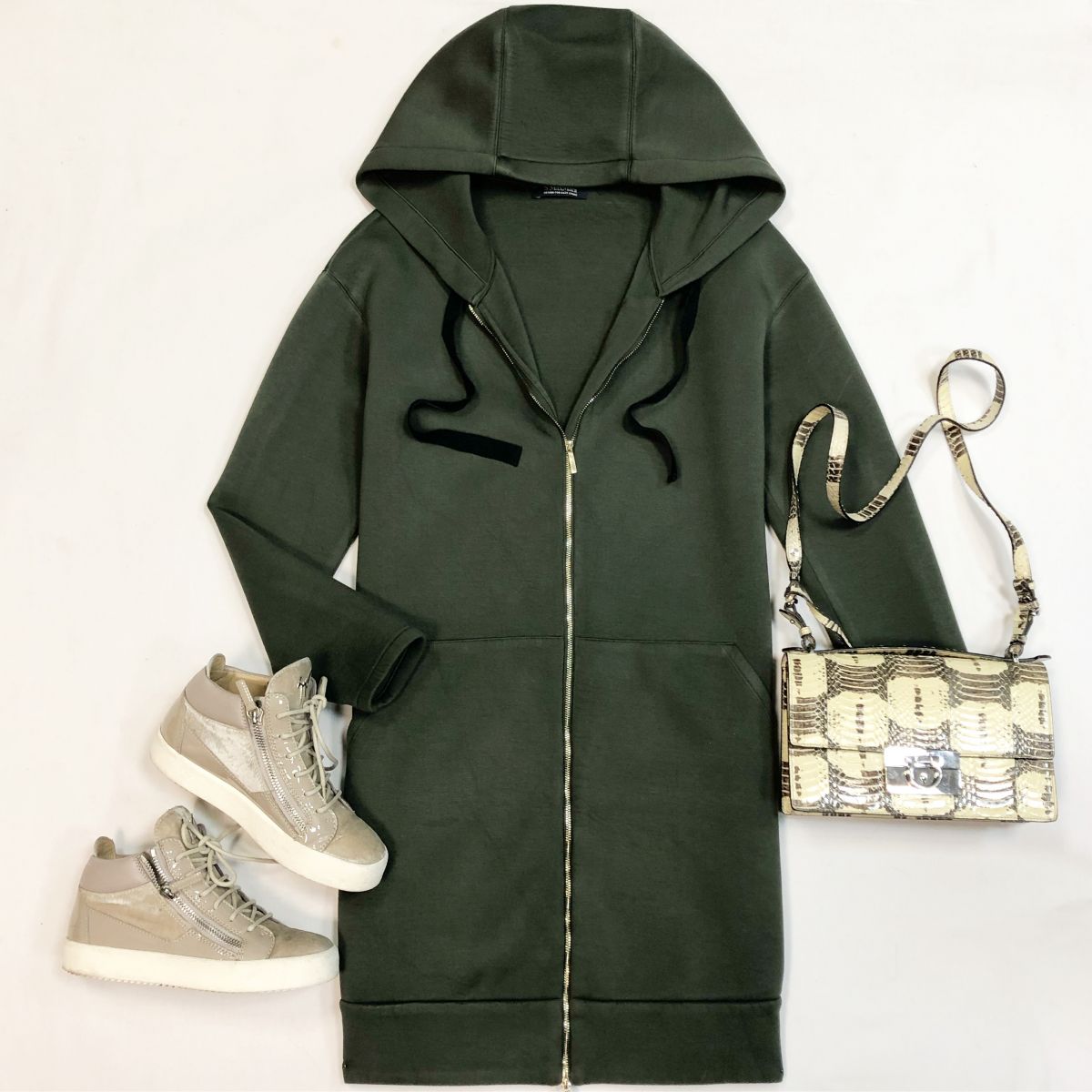 Толстовка Max Mara размер M цена 6 154 рубКеды Giuseppe Zanotti размер 37.5 цена 10 770 рубСумка Salvatore Ferragamo
