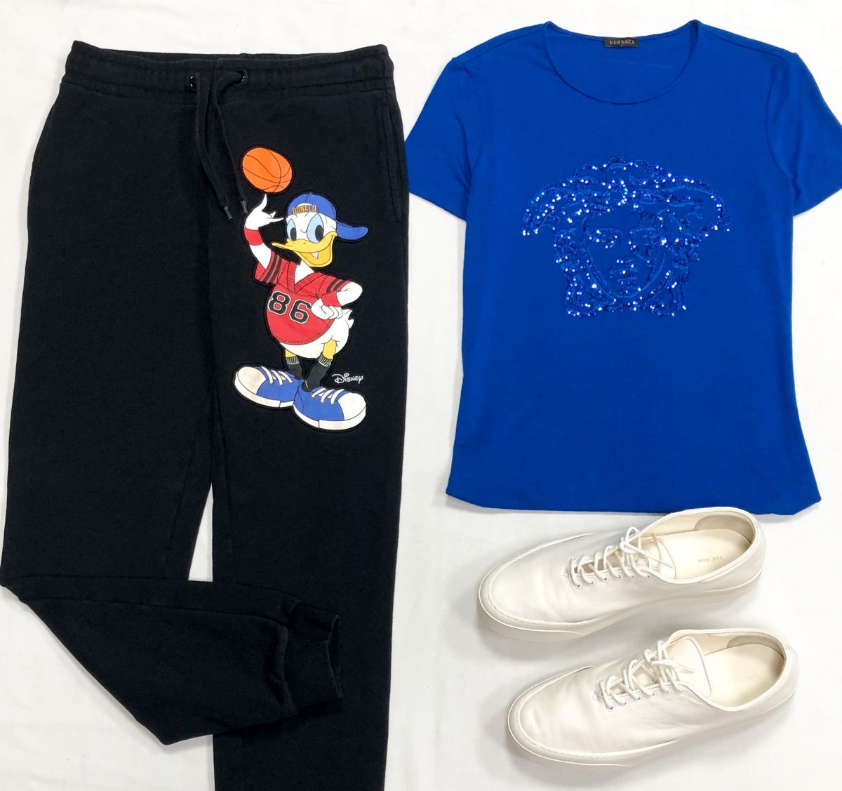 Футболка Versace размер S цена 7 828 рубБрюки Moschino размер XS цена 3 131 рубКеды The Row размер 41 цена 23 483 руб