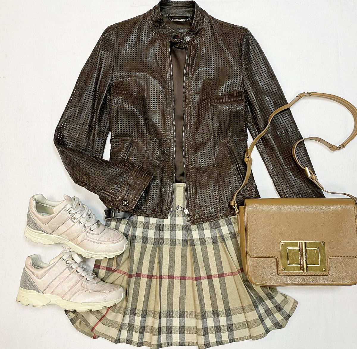Куртка / кожа / Dolce Gabbana размер 36 цена 15 385 рубЮбка Burberry размер S цена 9 231 рубКроссовки Chanel размер 36 цена 12 308 рубСумка Tom Ford